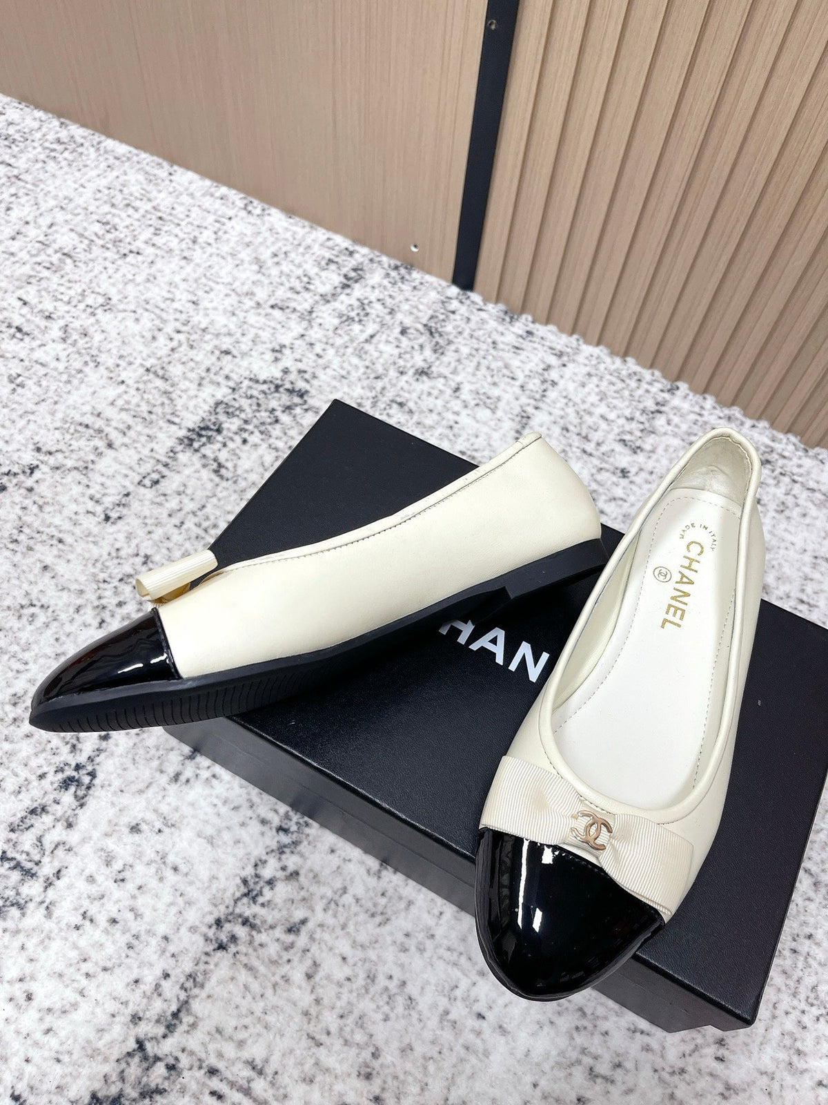 Chanel Interlocking CC Logo White Black Ballet Flat in Lambskin 591389