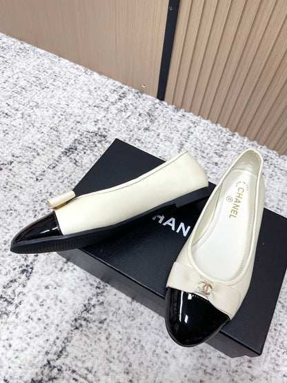 Chanel Interlocking CC Logo White Black Ballet Flat in Lambskin 591389