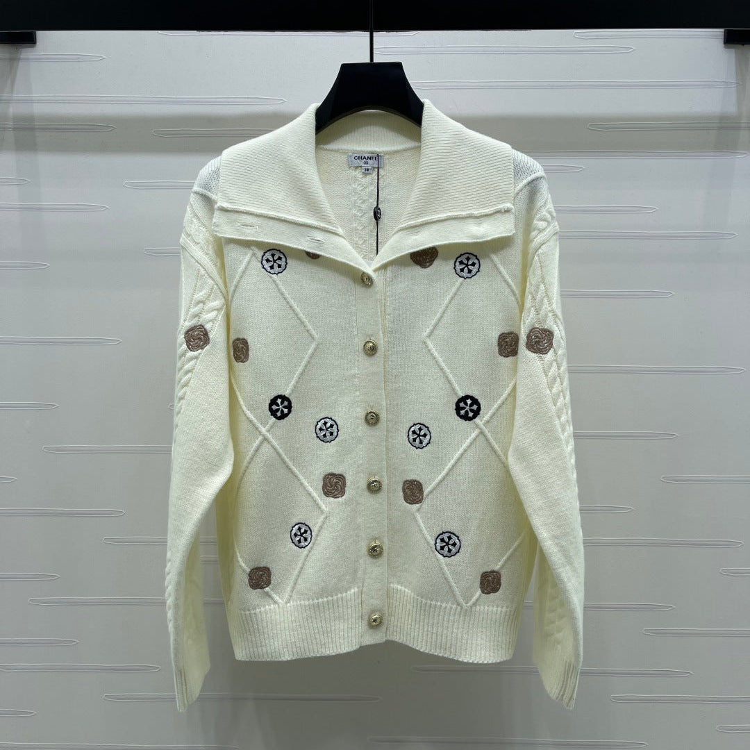 CHANEL 26 DIAMOND-PATTERNED LONG-SLEEVE WHITE CARDIGAN 335386