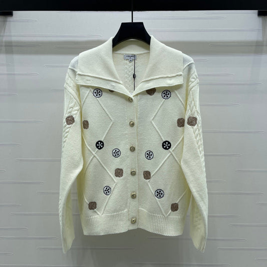CHANEL 26 DIAMOND-PATTERNED LONG-SLEEVE WHITE CARDIGAN 335386