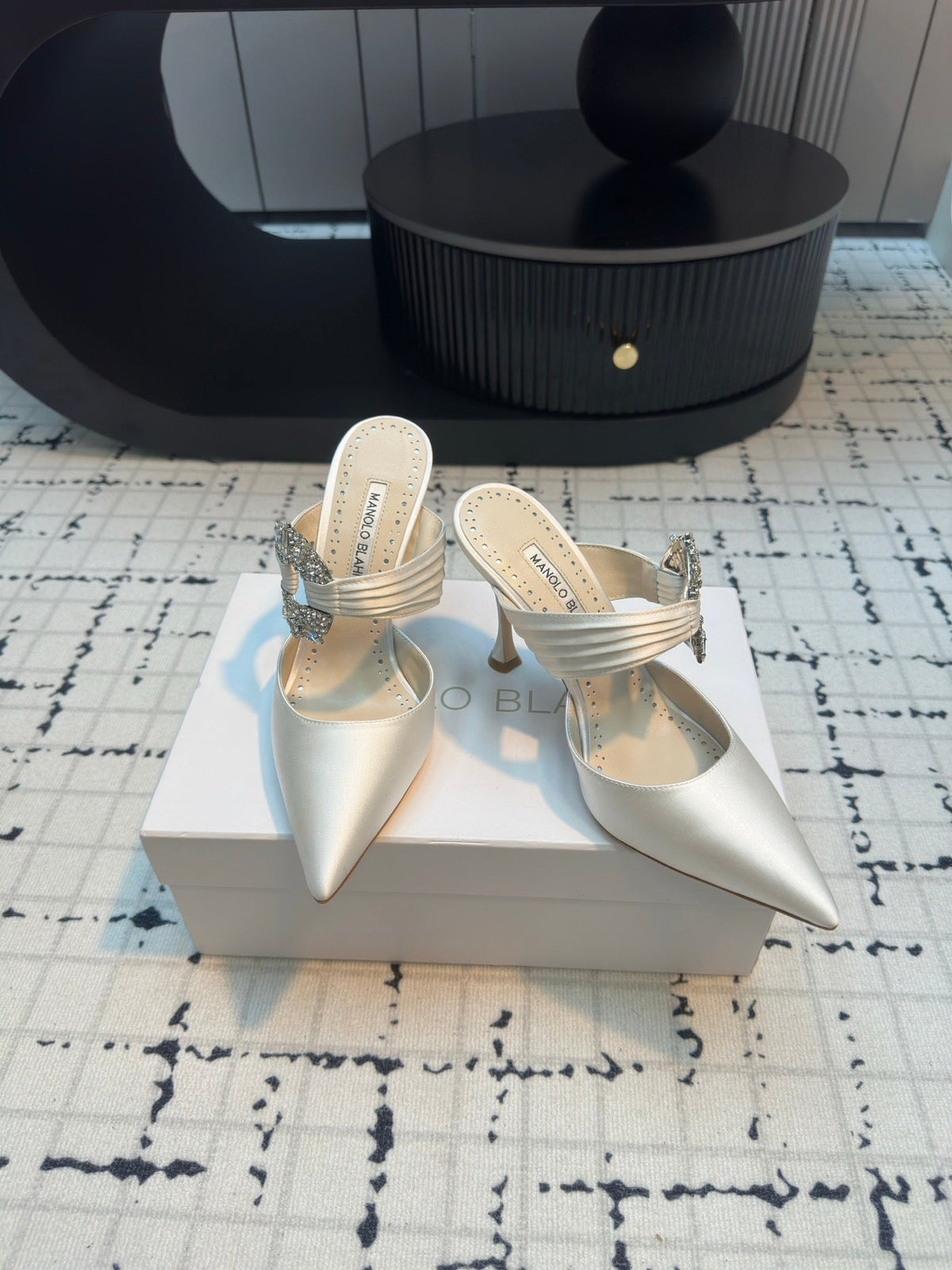 Manolo Satin Maidugura Mules 90mm White Satin