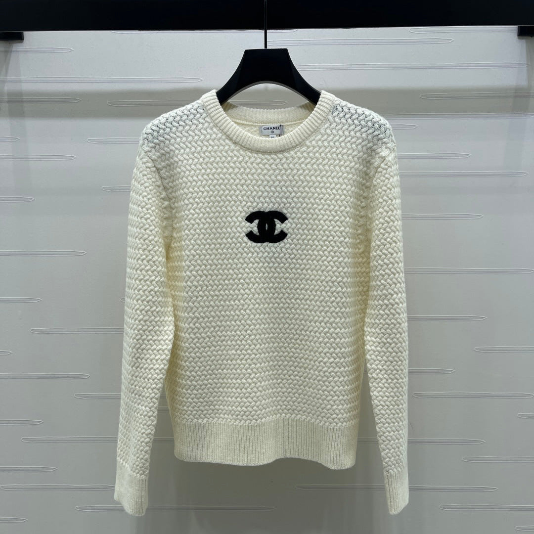 CHANEL 26 LOGO KNIT WHITE SWEATER 335409