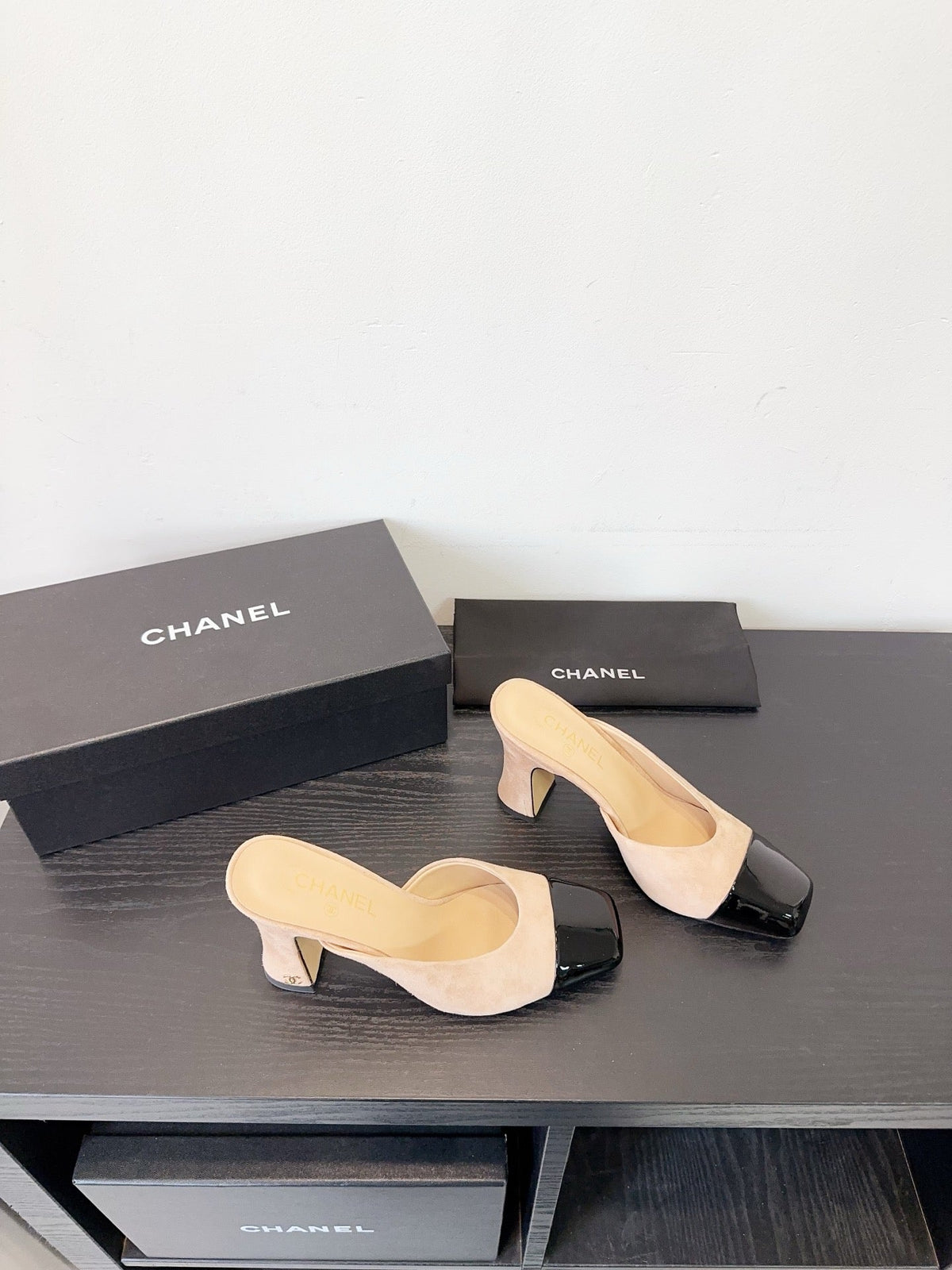 CC 26s Half-Slip Beige Black Patent Leather 596643
