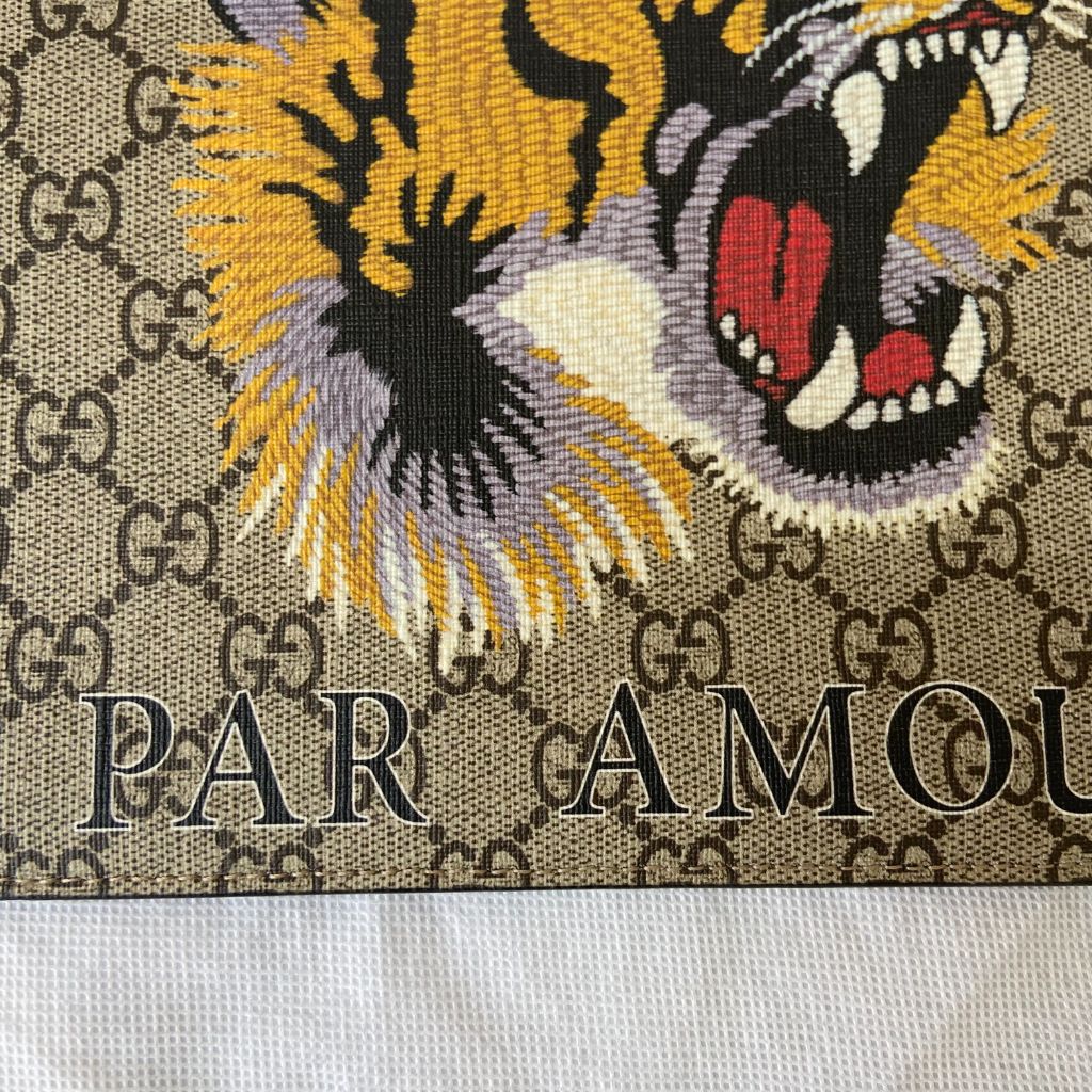 Gucci Canvas Beige GG Supreme 'l' Aveugle Par Amour' Tiger Pouch in Natural