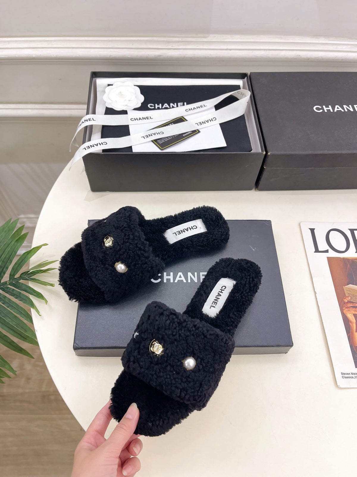 CC 25K Double C Pearl Fur Slippers Black Shearing 587000