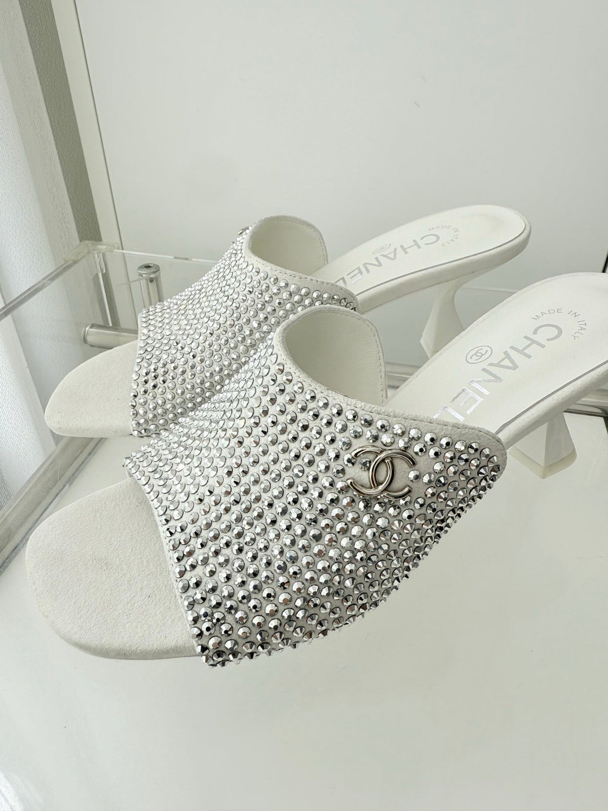 CC 26 Sandal 70 White Rhinstone Deer Hide 597373