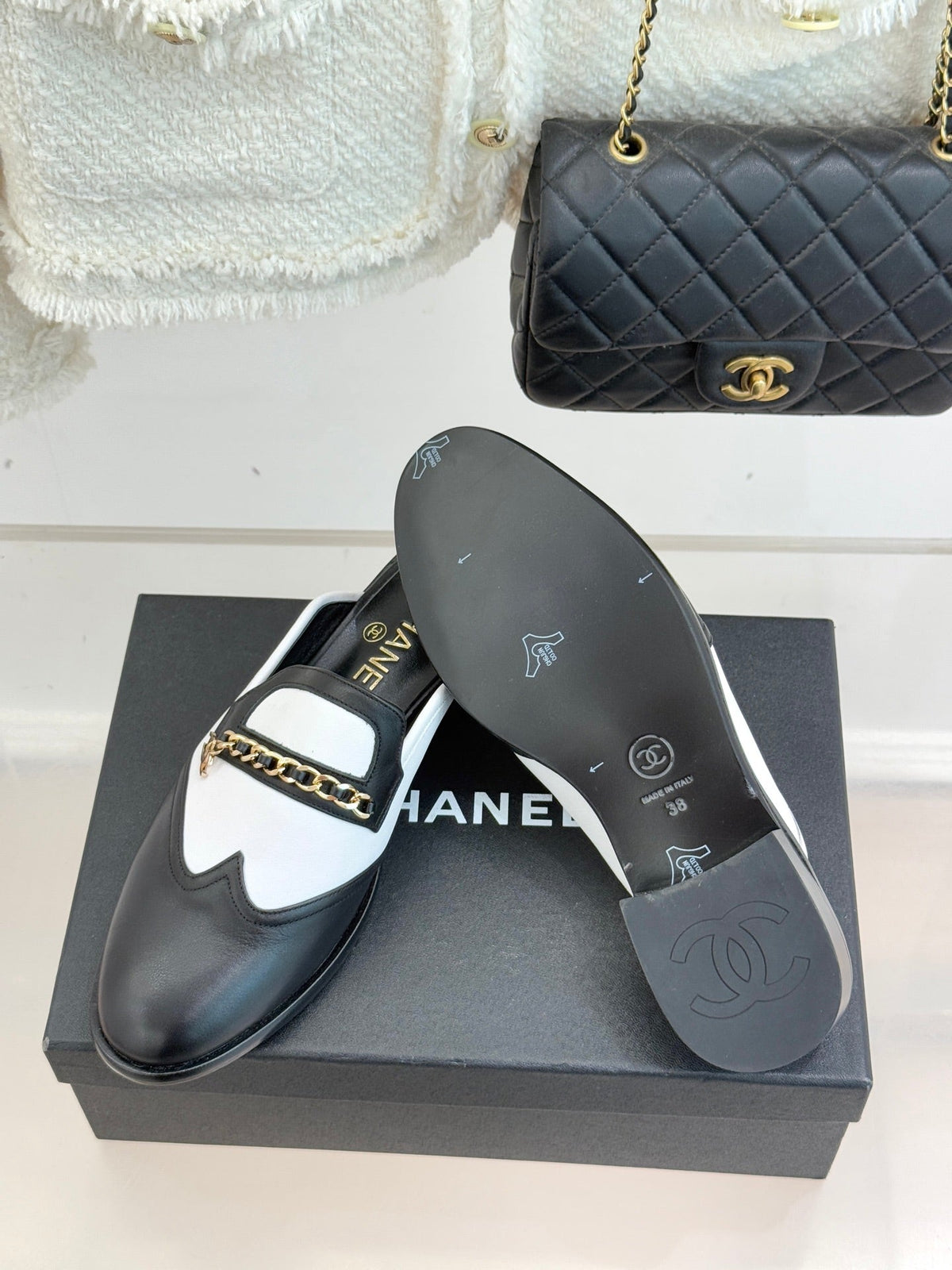 CC 25s Double C Buckle Half-Length Slippers Black White Calfskin 557702
