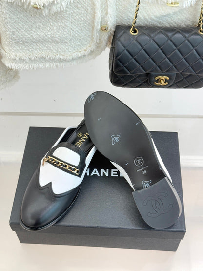 CC 25s Double C Buckle Half-Length Slippers Black White Calfskin 557702