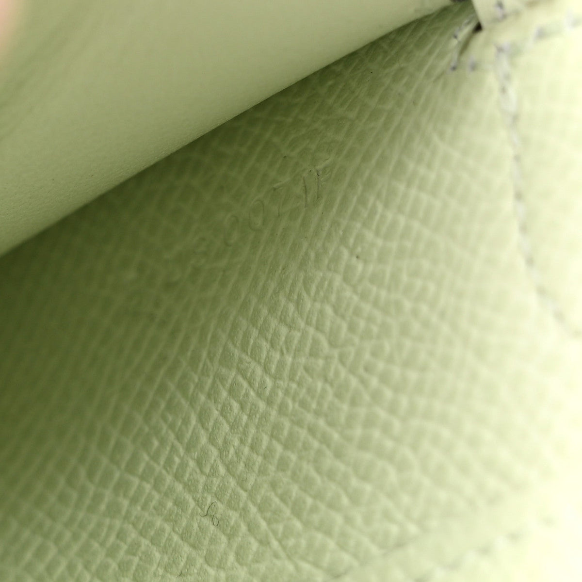 Epsom Kelly Wallet To Go Vert Fizz