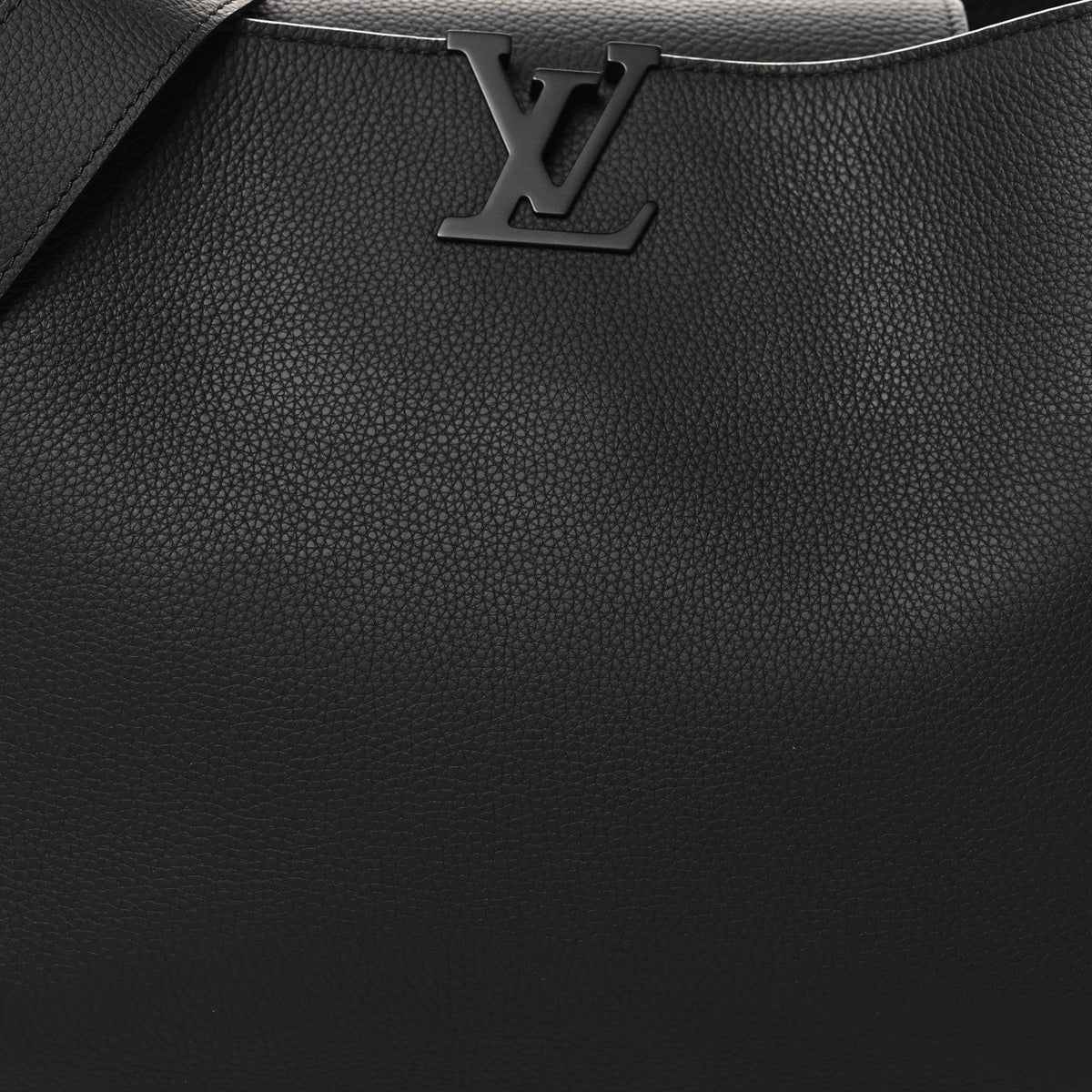 Taurillon Capucines GM Souple Matte Black