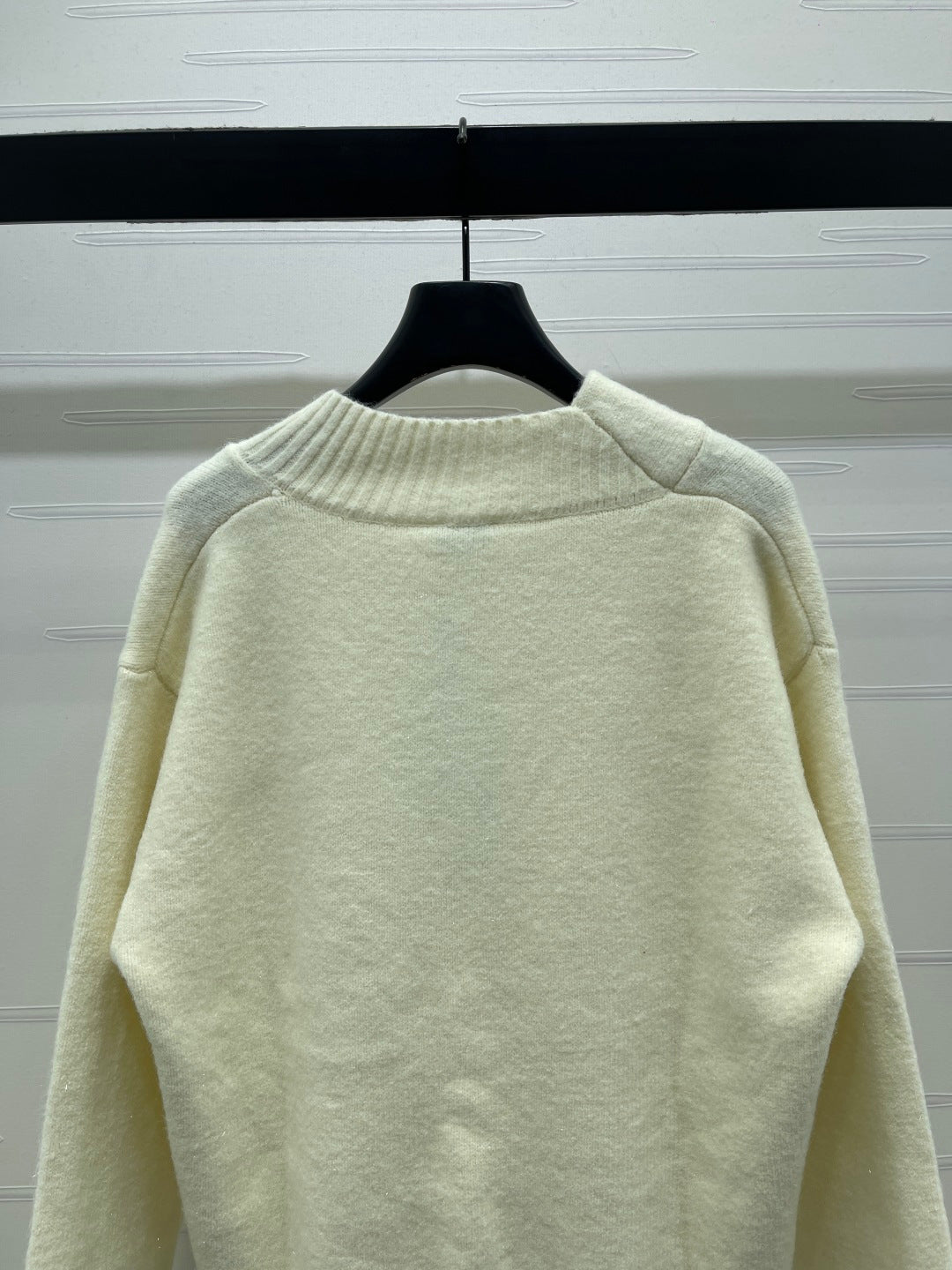 CHANEL 26 SCALF & V-NECK WHITE SWEATER 335372