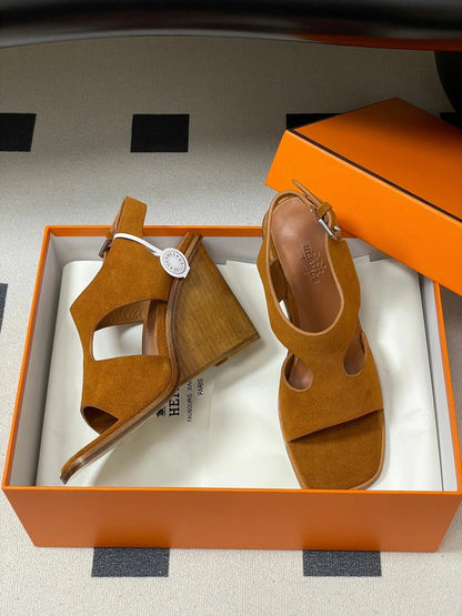 HM 25S KALYA WEDGE SANDAL 100 MM IN BROWN SUEDE