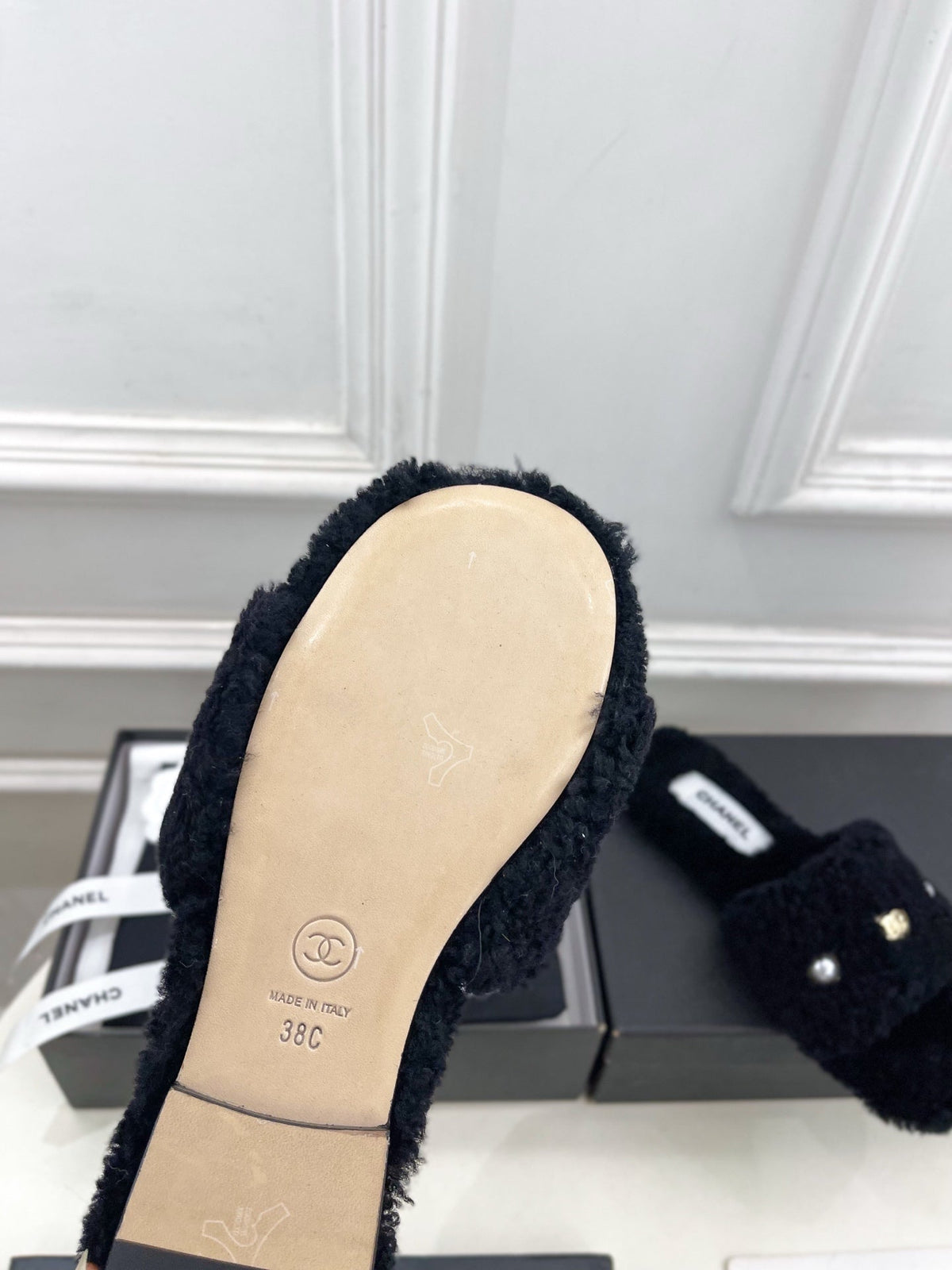 CC 25K Double C Pearl Fur Slippers Black Shearing 587000