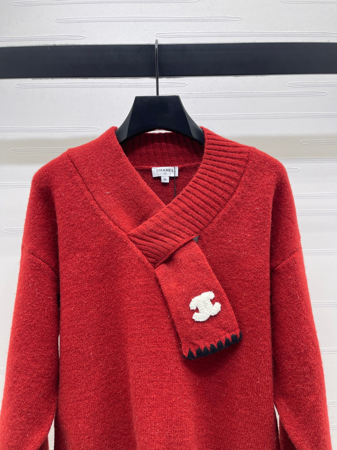 CHANEL 26 SCALF & V-NECK RED SWEATER 335371