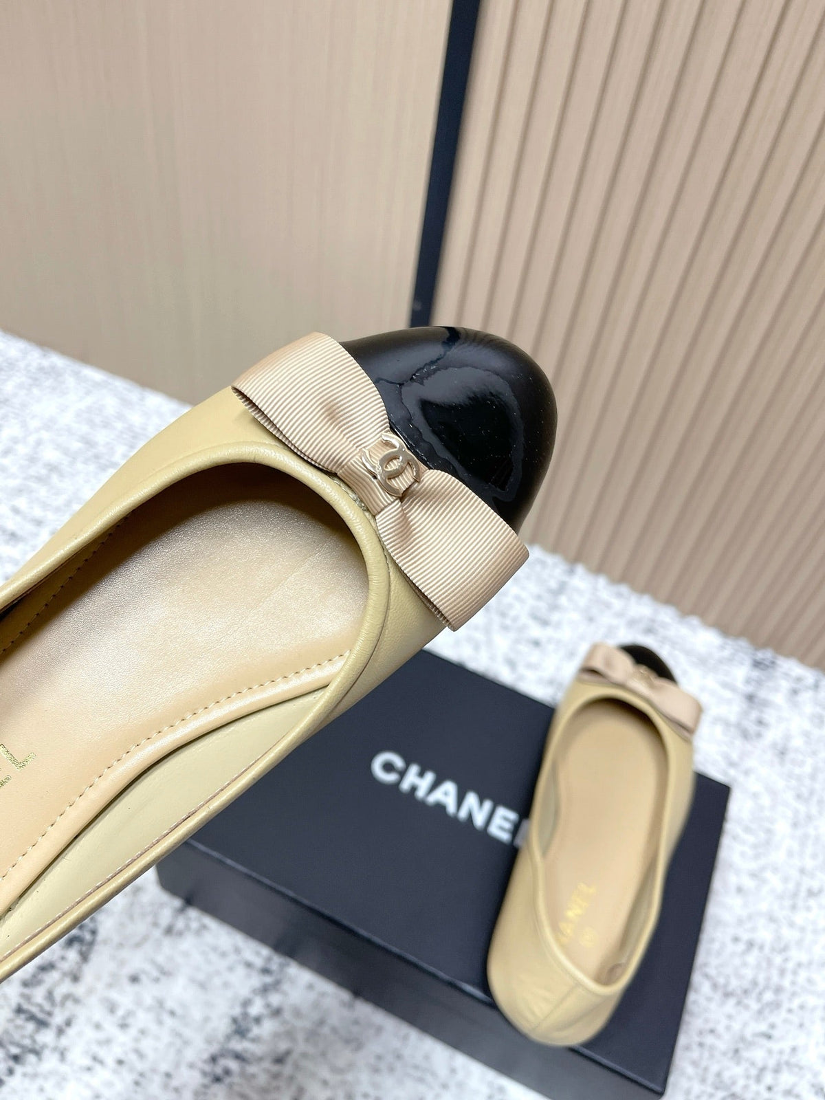 Chanel Interlocking CC Logo Beige Black Ballet Flat in Lambskin 591390