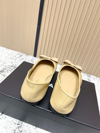Chanel Interlocking CC Logo Beige Black Ballet Flat in Lambskin 591390