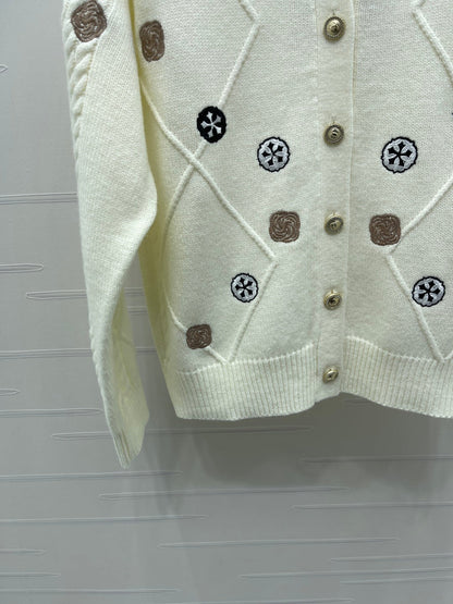 CHANEL 26 DIAMOND-PATTERNED LONG-SLEEVE WHITE CARDIGAN 335386