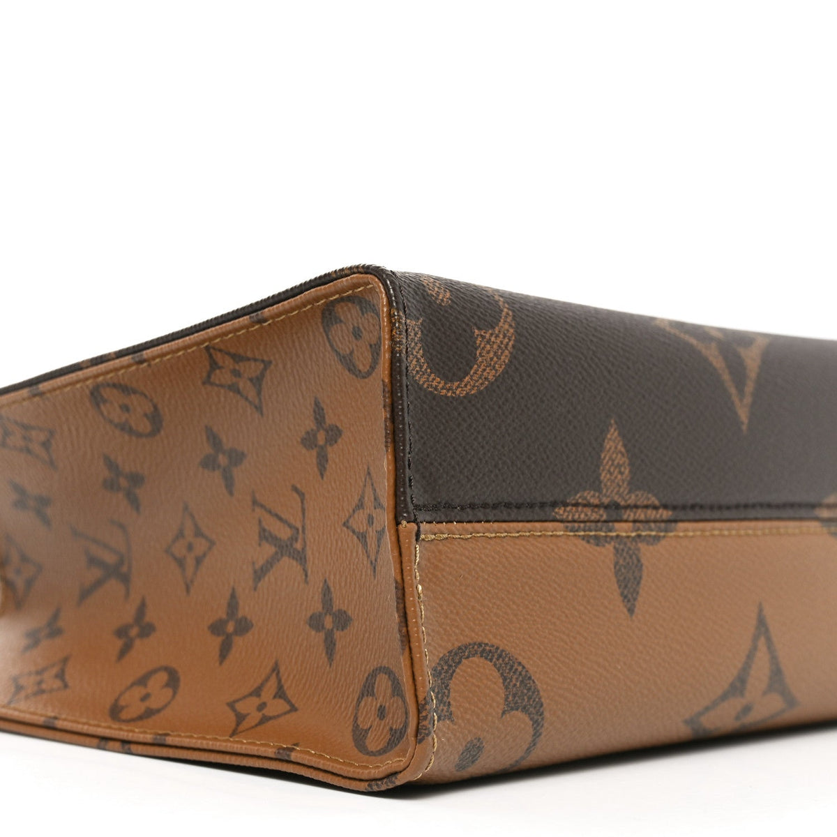 Reverse Monogram Giant Onthego  PM