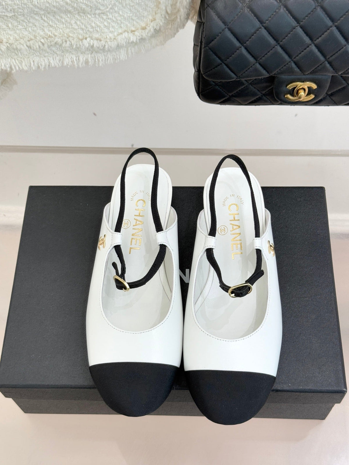 26C Two-tone Double C Flat Shoes Black White Sheeskin 557689