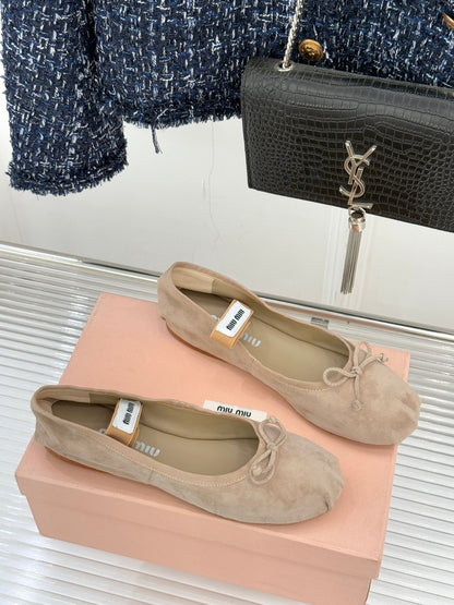 Miu Classic Bow Letter Ballet Flat Light Brown Suede 571004