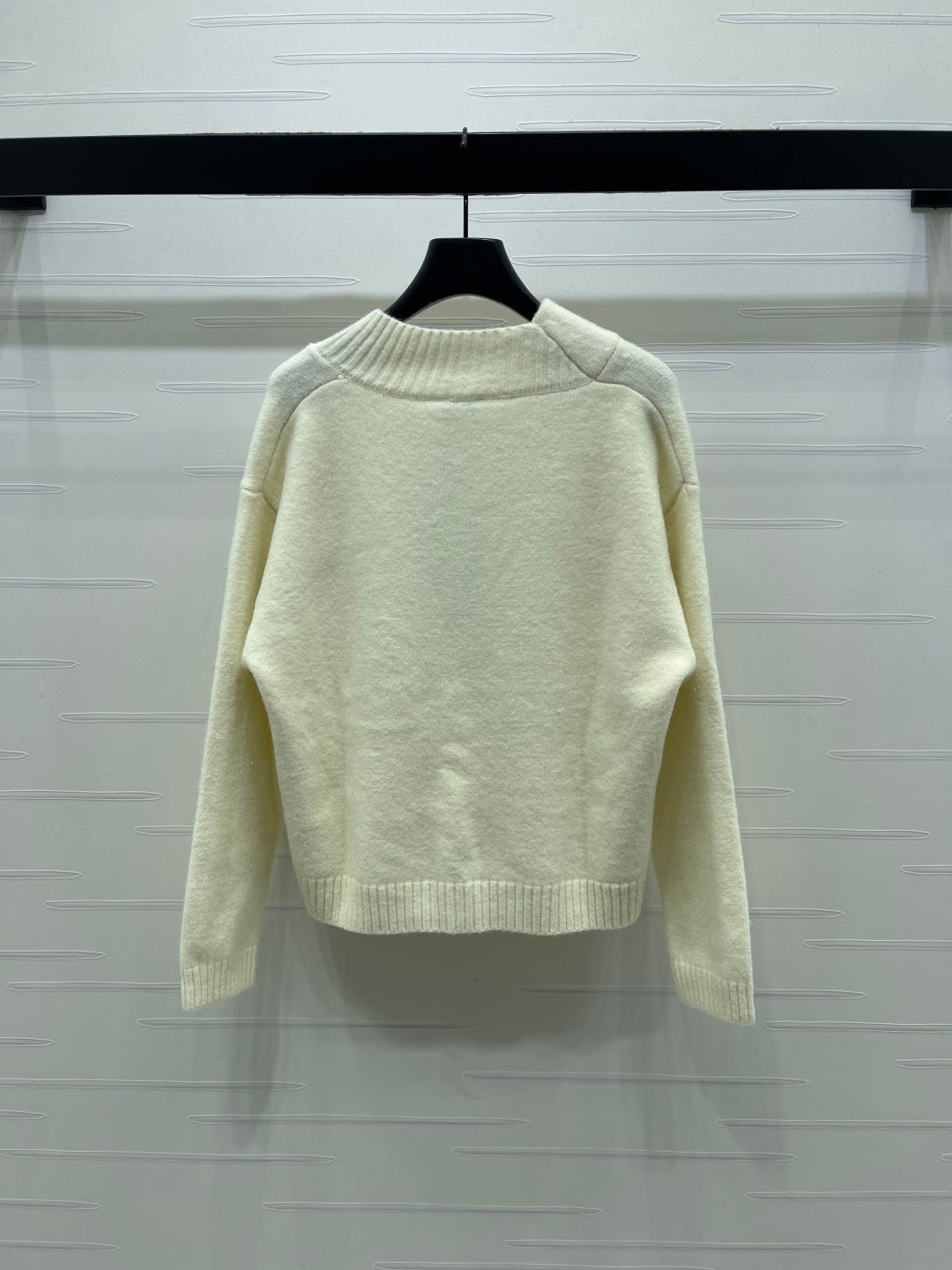 CHANEL 26 SCALF & V-NECK WHITE SWEATER 335372