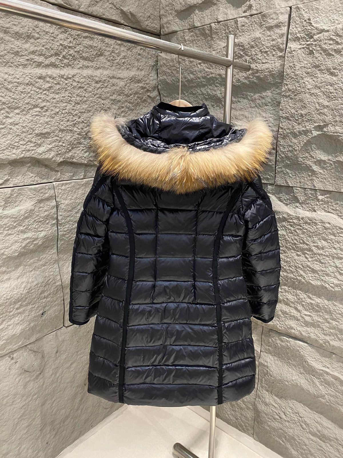 Moncler Puffer Jacket Hood Black Fur 341352