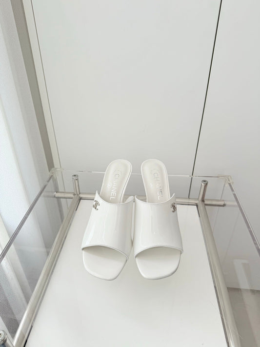 Chanel 26 Sandal 90 White in Patent Leather 597370