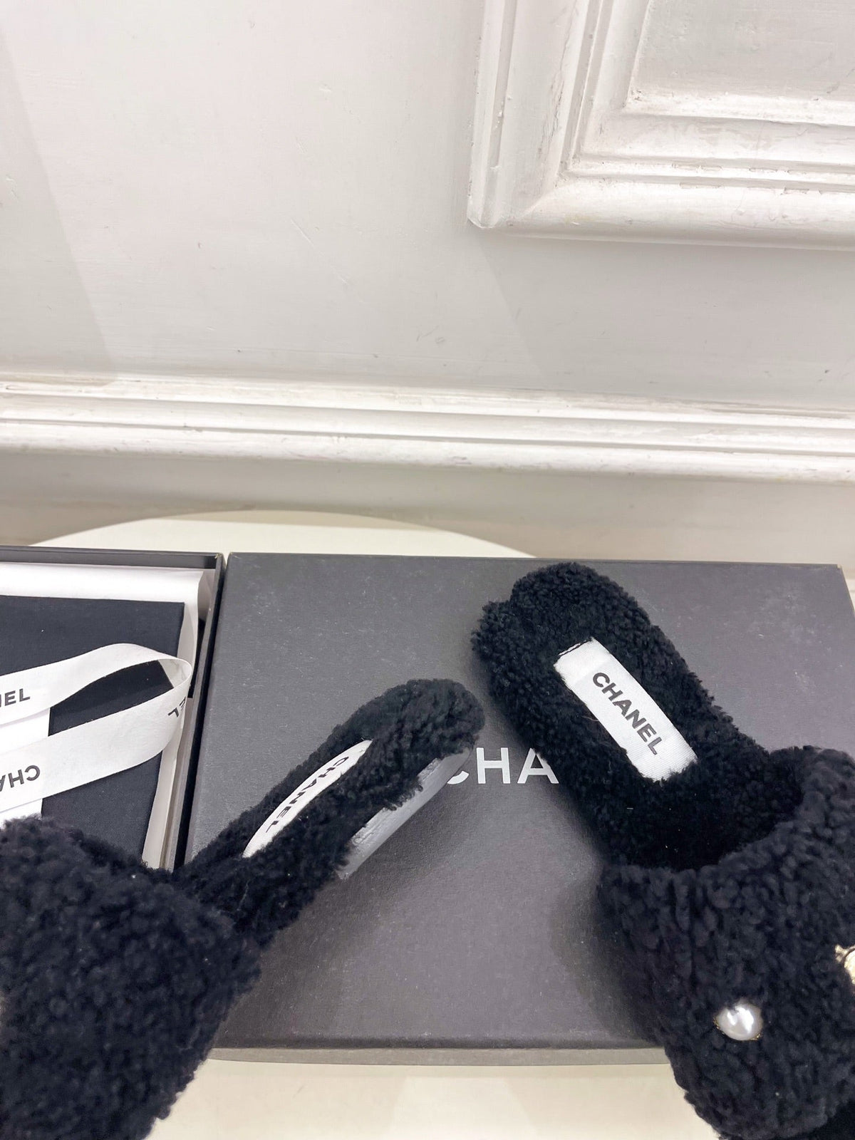 CC 25K Double C Pearl Fur Slippers Black Shearing 587000
