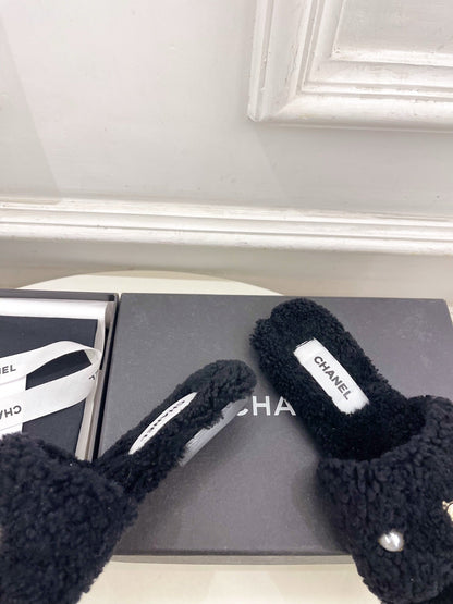 CC 25K Double C Pearl Fur Slippers Black Shearing 587000