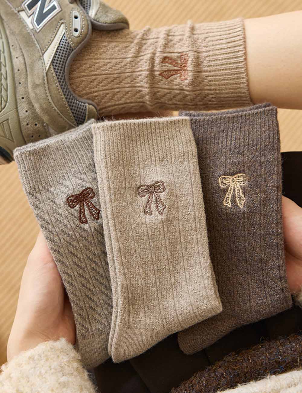 Simple Thicken Warm Bow Embroidery Crew Socks