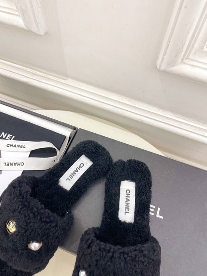 CC 25K Double C Pearl Fur Slippers Black Shearing 587000