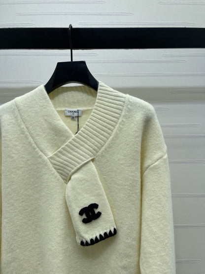 CHANEL 26 SCALF & V-NECK WHITE SWEATER 335372
