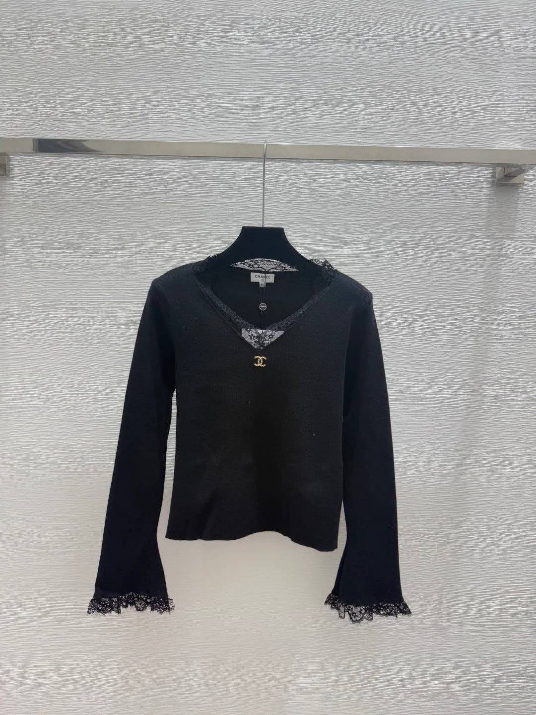 CC 26 Long-sleeved Top With Lace Neckline and Cuffs Wool 652456