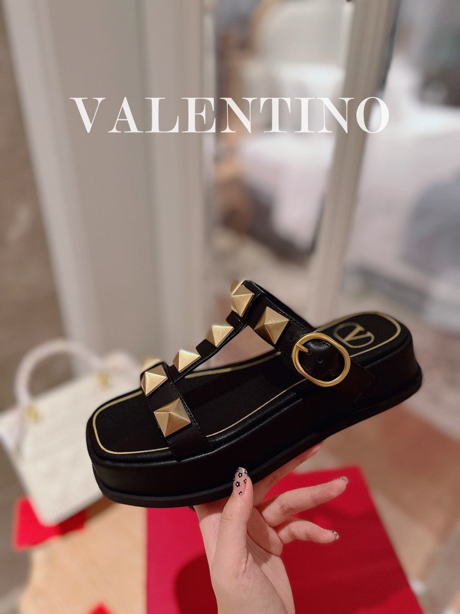 ROCKSTUD PLATFORM SANDALS MULE IN BLACK CALFSKIN