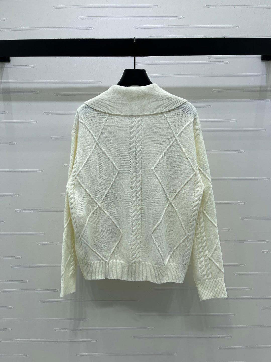 CHANEL 26 DIAMOND-PATTERNED LONG-SLEEVE WHITE CARDIGAN 335386