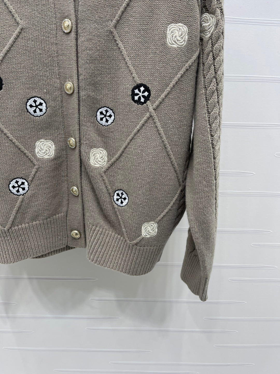 CHANEL 26 DIAMOND-PATTERNED LONG-SLEEVE BROWN CARDIGAN 335385