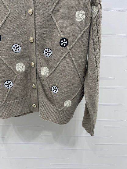 CHANEL 26 DIAMOND-PATTERNED LONG-SLEEVE BROWN CARDIGAN 335385
