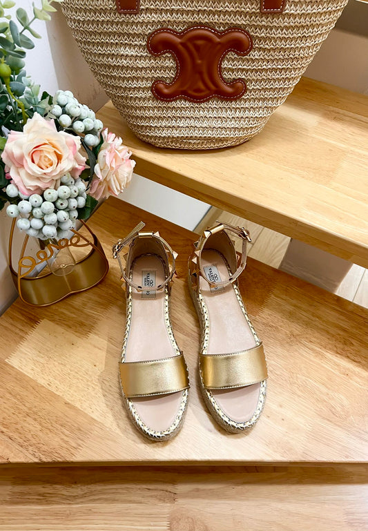 ROCKSTUD FLATFORM SANDAL IN GOLD CALFSKIN
