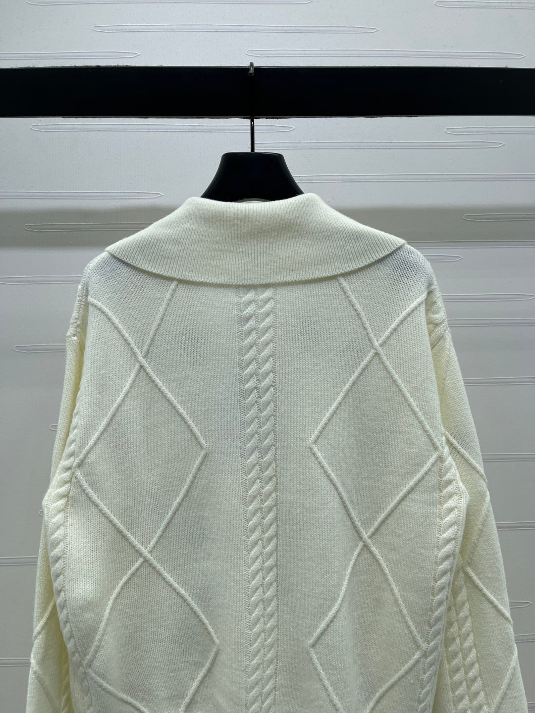 CHANEL 26 DIAMOND-PATTERNED LONG-SLEEVE WHITE CARDIGAN 335386