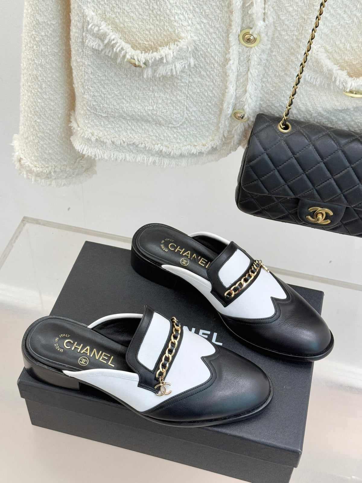 CC 25s Double C Buckle Half-Length Slippers Black White Calfskin 557702