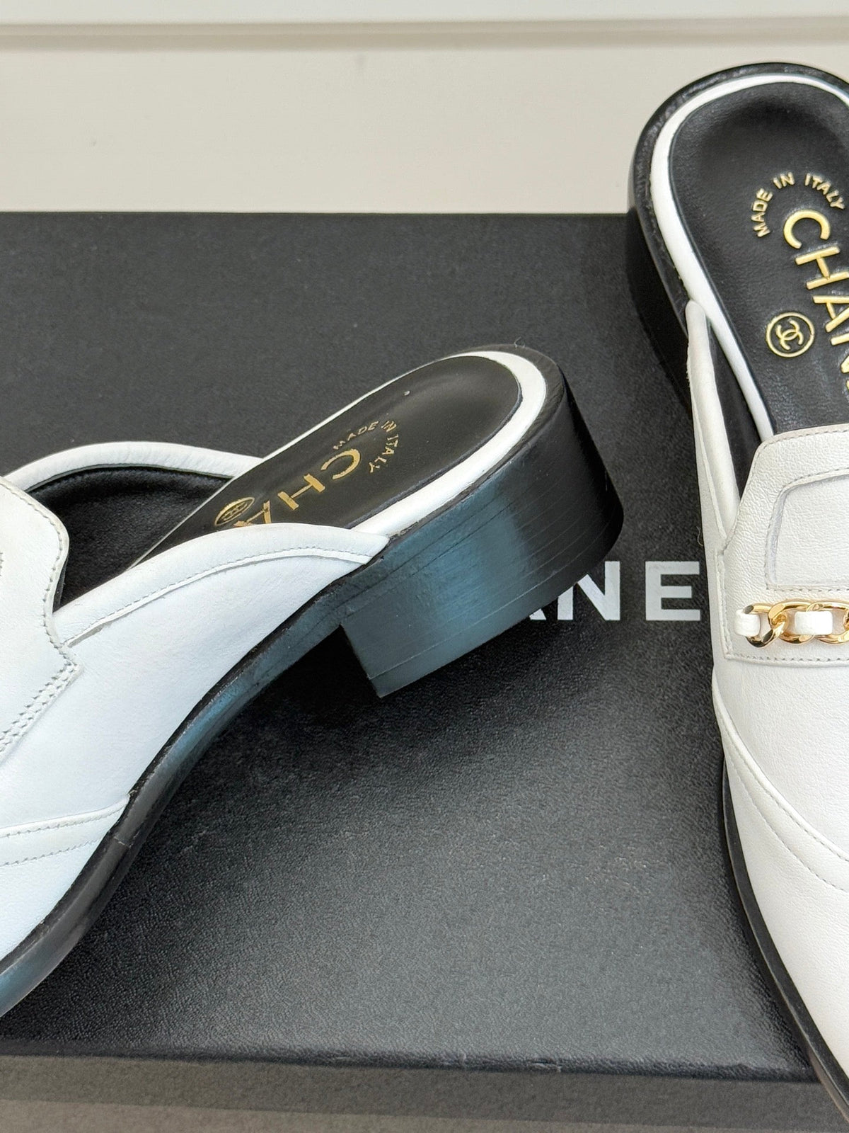 CC 25s Double C Buckle Half-Length Slippers White Calfskin 557700
