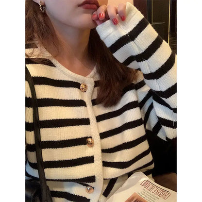 Autumn And Winter Korean Contrasting Striped Knitted Cardigan Women'S Winter Single -Row Metal Buckle Pocket Sweater Cardigans