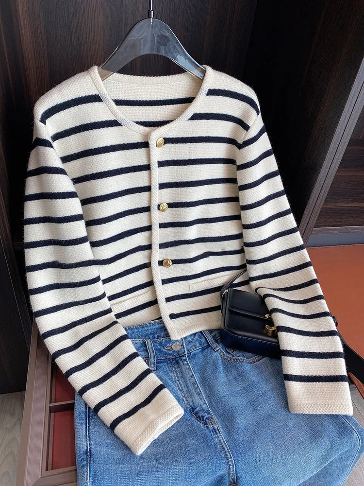 Autumn And Winter Korean Contrasting Striped Knitted Cardigan Women'S Winter Single -Row Metal Buckle Pocket Sweater Cardigans