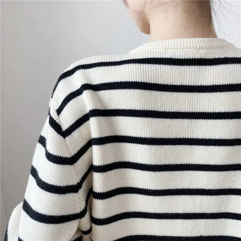Autumn And Winter Korean Contrasting Striped Knitted Cardigan Women'S Winter Single -Row Metal Buckle Pocket Sweater Cardigans
