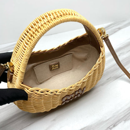 MIU WANDER 20 WICKER HOBO BAG IN TAN/ CAMERAL TAN
