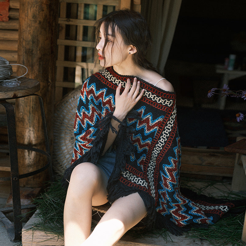 Warmth In Autumn And Winter, The Head Shawl Of The River Loop Wears The National Custom Su Sweater In The Sky, And The Ancient Folk Wind Blows The Opposite Side