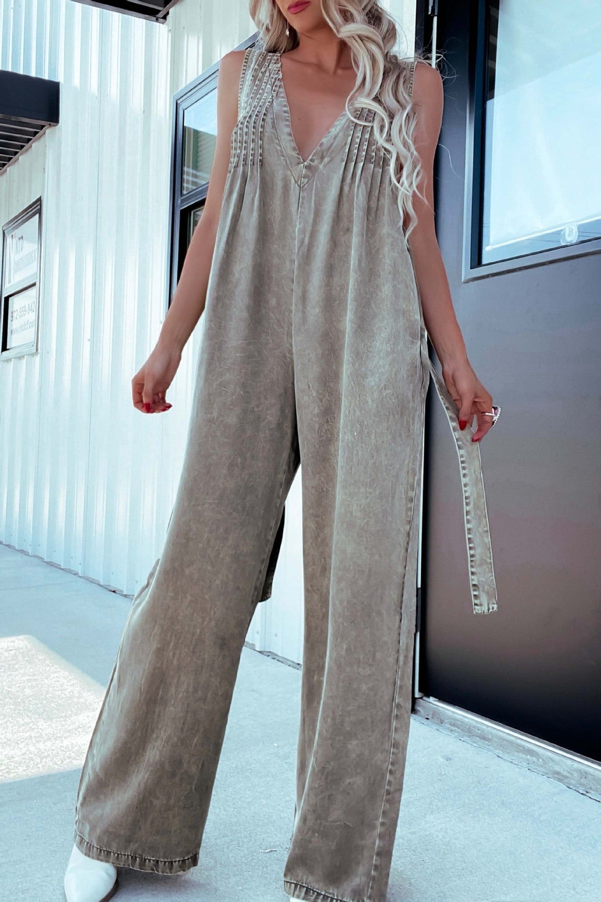 Fashionable V-Neck Sleeveless Denim Jumpsuit