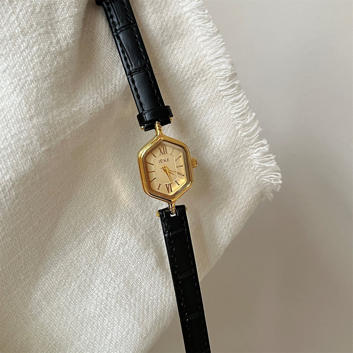 Trendy Diamond-Shaped Roman Dial Quartz Watch