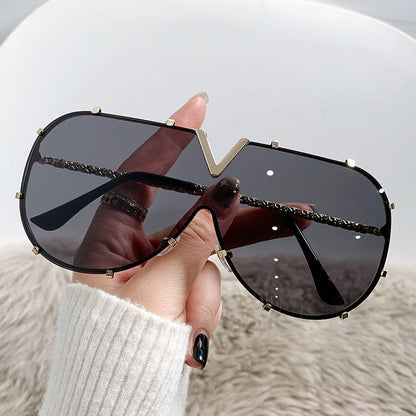 Fashion Metal Frame Oval Sunglasses Stylish Oversized UV400 Protection