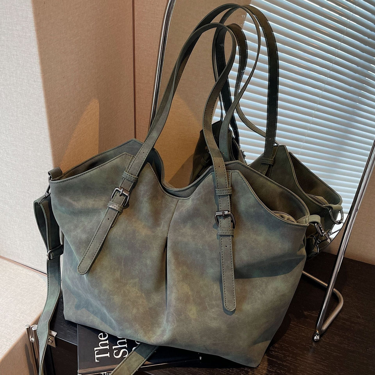 Fashionable Vintage Faux Leather Tote Bag for Casual Commuting